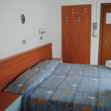 Hotel Trevi Чезенатико Номер фото