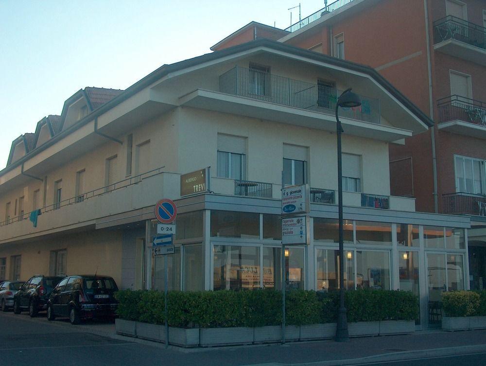 Hotel Trevi Чезенатико Экстерьер фото