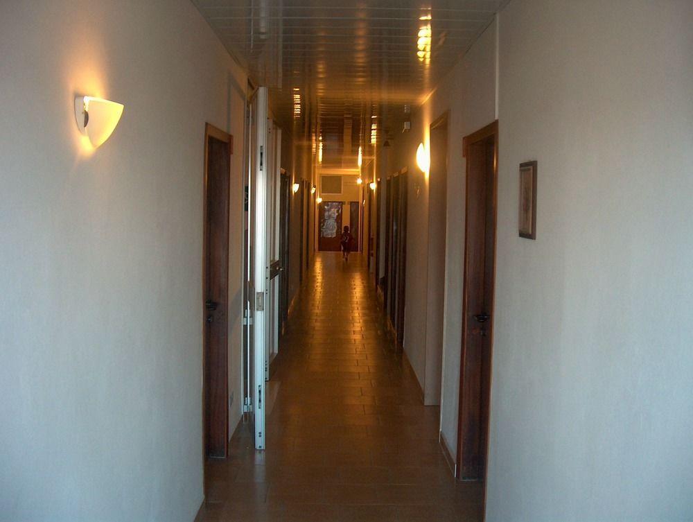 Hotel Trevi Чезенатико Экстерьер фото