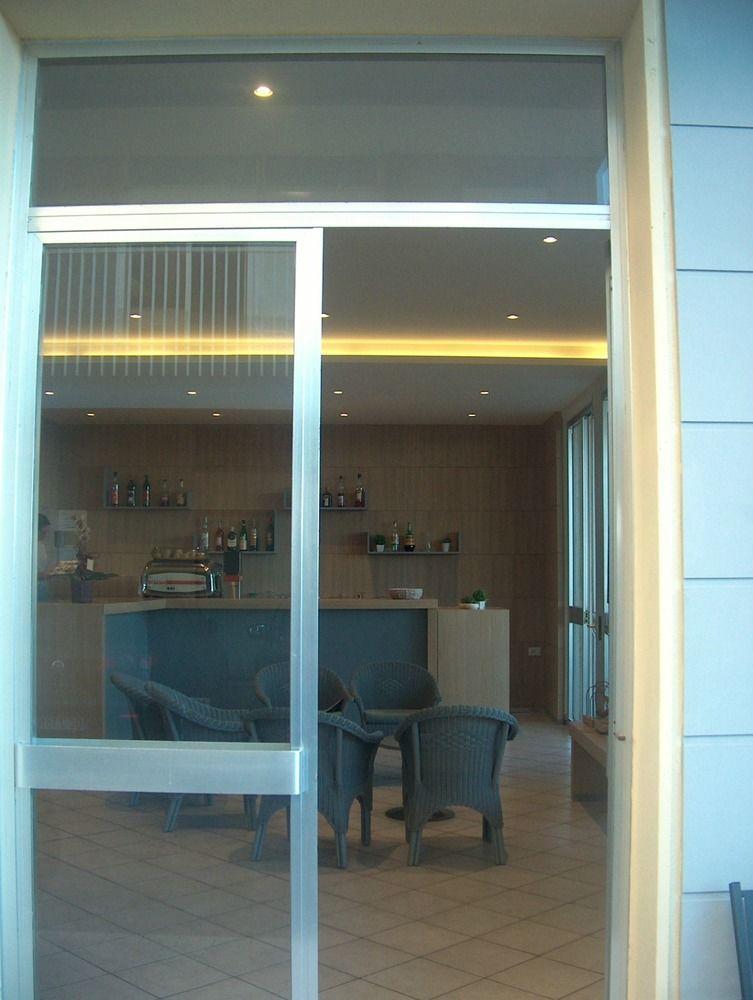 Hotel Trevi Чезенатико Экстерьер фото