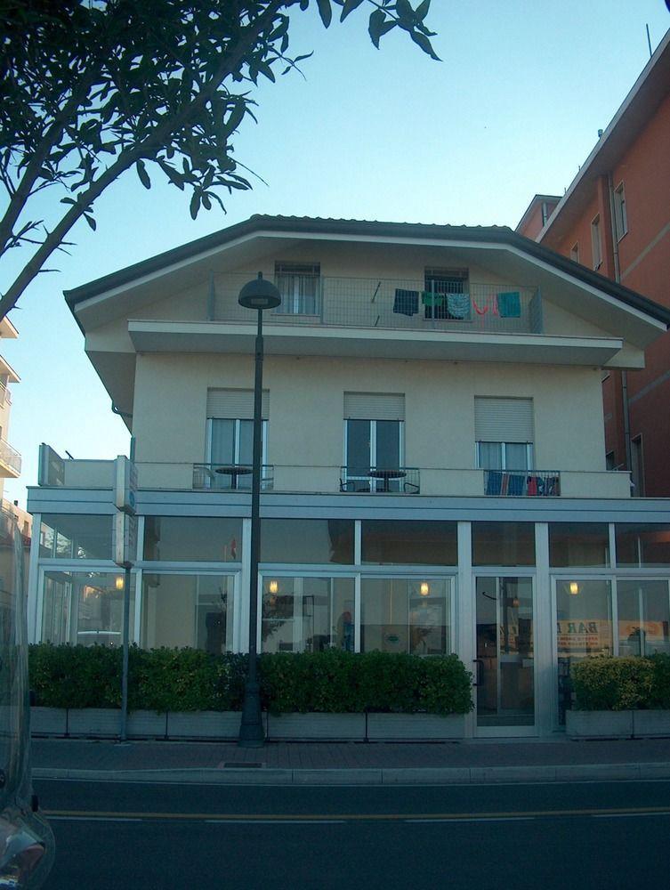 Hotel Trevi Чезенатико Экстерьер фото