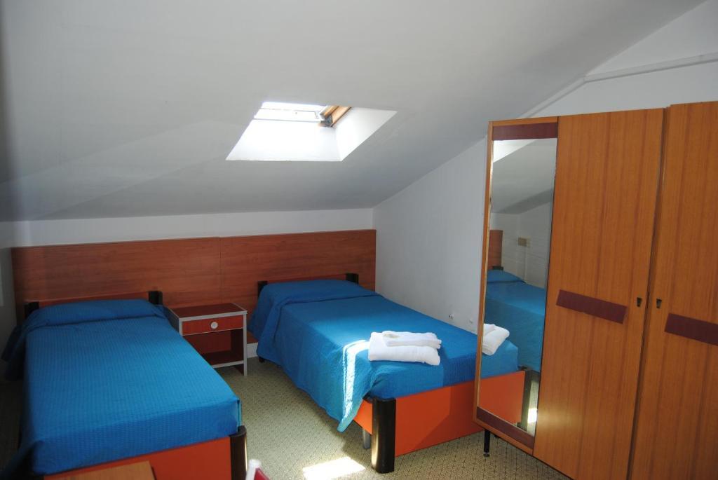 Hotel Trevi Чезенатико Номер фото
