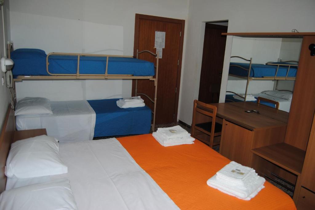 Hotel Trevi Чезенатико Номер фото