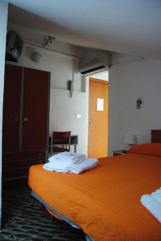 Hotel Trevi Чезенатико Номер фото