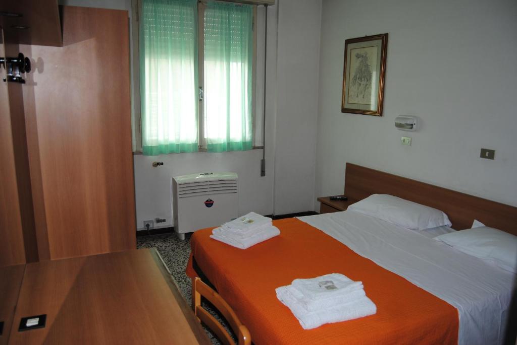 Hotel Trevi Чезенатико Экстерьер фото