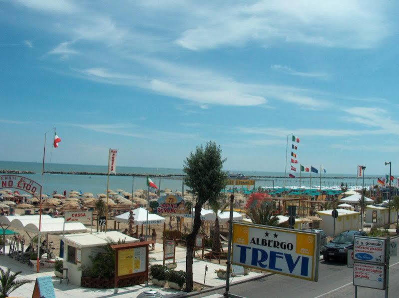 Hotel Trevi Чезенатико Экстерьер фото