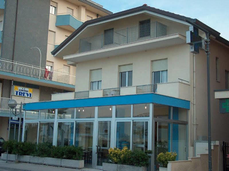 Hotel Trevi Чезенатико Экстерьер фото